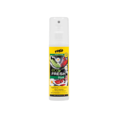 Eco Shoe Fresh apavu dezodoranta pudeles tuvplāns uz balta fona, videi draudzīgs aerosols ar antibakteriālu iedarbību nepatīkamu aromātu likvidēšanai visiem apavu veidiem.
