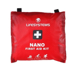 Lifesystems Light and Dry Nano pirmās palīdzības komplekts ūdens aktivitātēm un braucieniem ar laivu. Satur ūdensdrošu maisiņu, apdegumu krēmu, plāksterus, pārsējus un drošības spraudņus. Tuvplāns uz balta fona.
