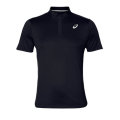 ASICS Polo tenisa krekla tuvplāns uz balta fona, ar klasisku dizainu, elpojošu poliestera audumu un stilīgu piegulumu gan laukumā, gan ikdienā.