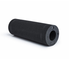 BLACKROLL® SLIM masāžas ruļļa tuvplāns uz balta fona, ar kompaktu dizainu un mazāku diametru intensīvākai pašmasāžai un atjaunošanai.