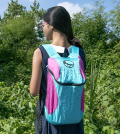 Mini BackPack Plus salokāma, viegla un atkārtoti lietojama mugursoma, 15 l ietilpība, izgatavota no izturīga zīda neilona, piemērota ikdienai un ceļojumiem.