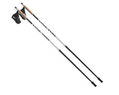 One way Mania 600 black/white ir vieglas un izturīgas nūjošanas nūjas no oglekļa kompozīta ar ergonomisku korķa rokturi un elpojošu cimda siksnu, ar salokāmiem Dual Pad uzgaļiem; tuvplāna bilde uz balta fona.