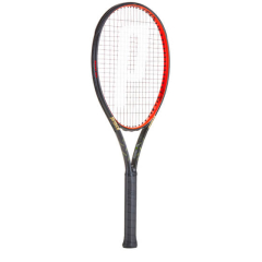 Tuva bilde uz baltā fona ar Prince TXT2 Beast 104 tenis raketu, kas paredzēta jaudīgai spēlei un labai rotācijai, izceļot raketa konstrukcijas detaļas.